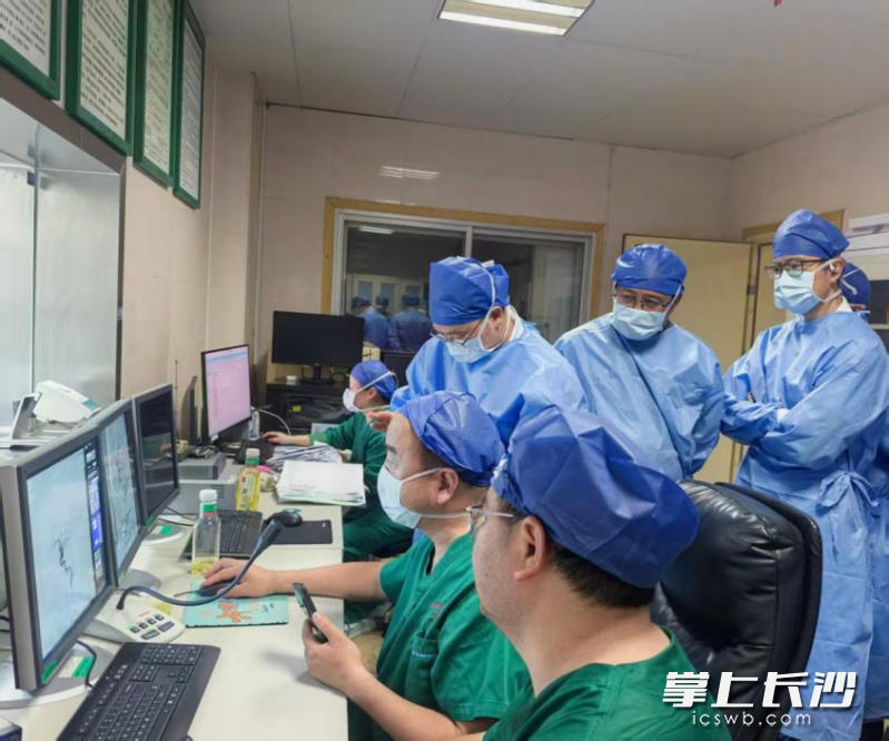 向华与介入团队。