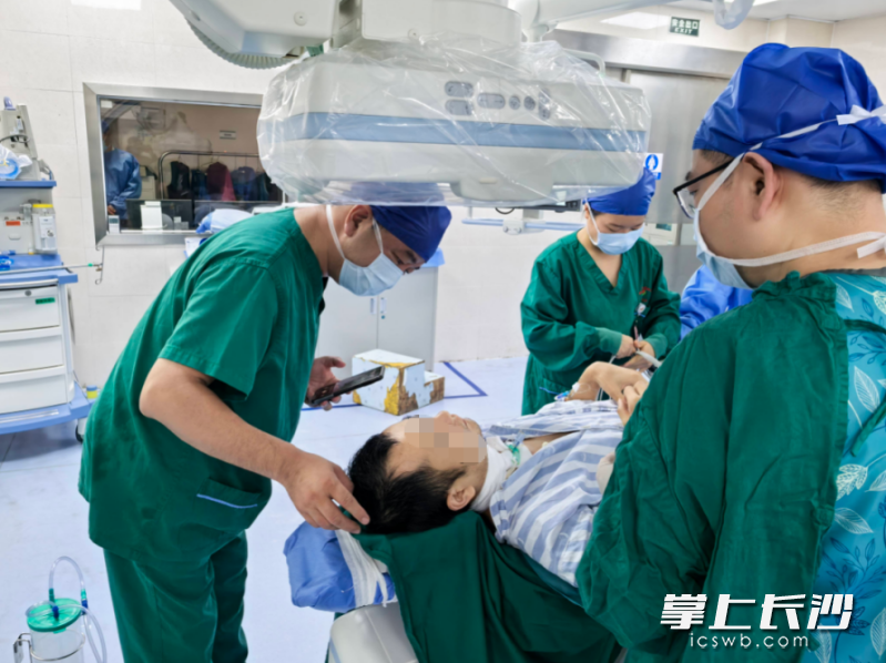 医护人员进行术前准备。均为通讯员 供图