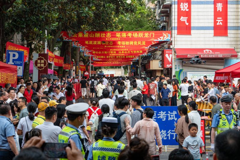 今年，湘江新区共有近1.8万名考生奔赴这场青春与梦想的“大考”，全区精心设置了9个标准化高考考点。湘江早报全媒体记者 罗钟杰 摄