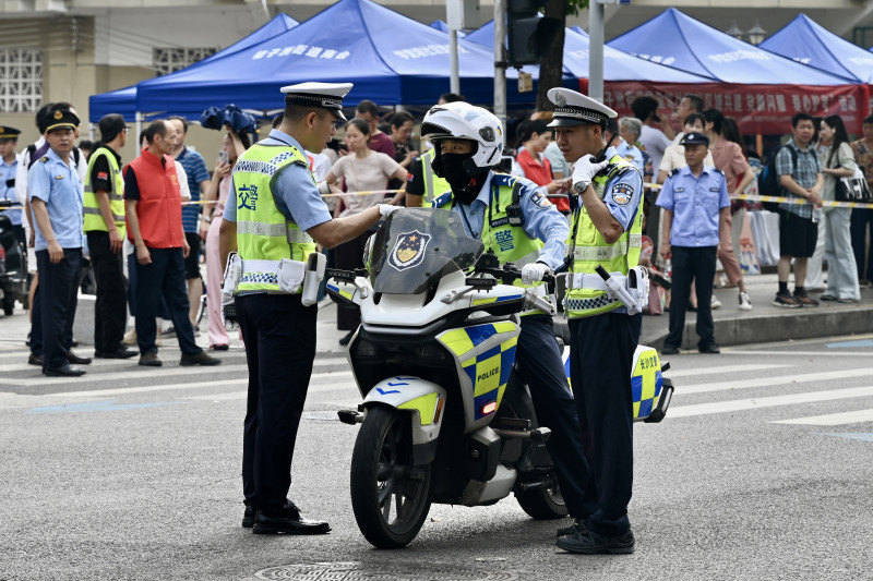 交警用实际行动为考生们开辟了一条“绿色通道”。