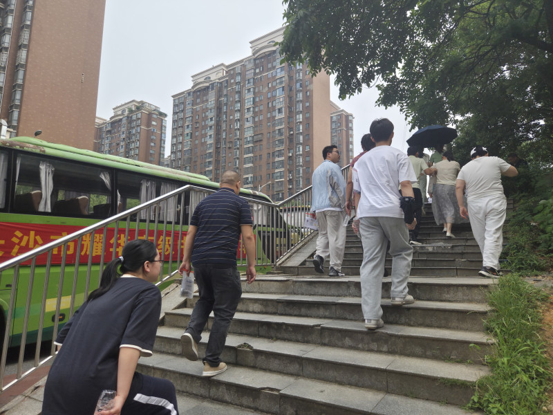 7日14:15，已有考生在家长陪同下陆续抵达明德中学考点，准备参加高考第二场考试。均为长沙晚报全媒体记者 杨芸 摄