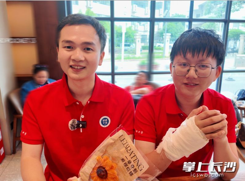 雅礼中南附属中学高三语文老师聂泽武（左）和物理老师夏惠栋（右）。长沙晚报全媒体记者 杨芸 摄