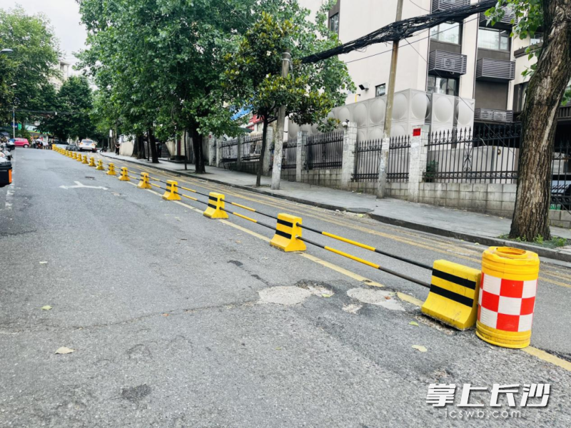全线隔离护栏安装落地后，五局路焕然一新。