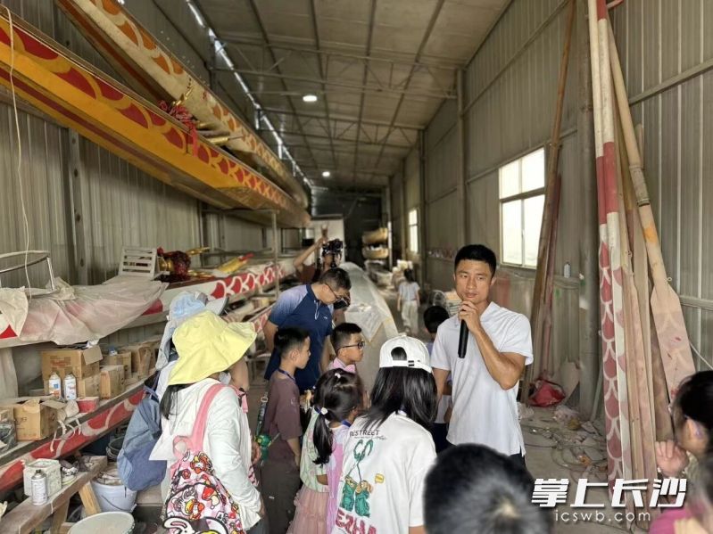 近距离探访长沙龙舟制作技艺。