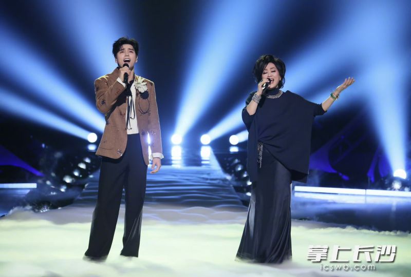 齐豫(右)与阿云嘎携手演绎新编版本《弯弯的月亮》。 齐豫(右)与阿云嘎携手演绎新编版本《弯弯的月亮》。