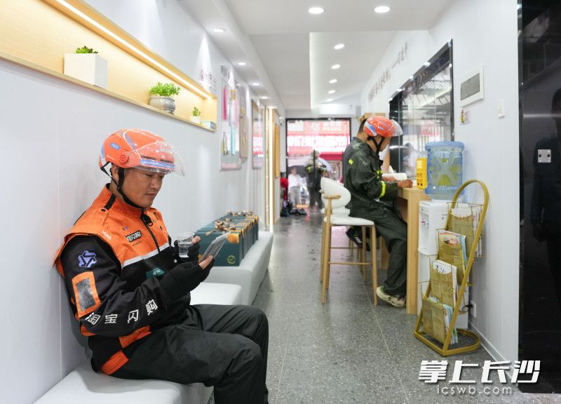 外卖小哥在新民学会旧址爱心驿站内不仅可以休息还可以看书。