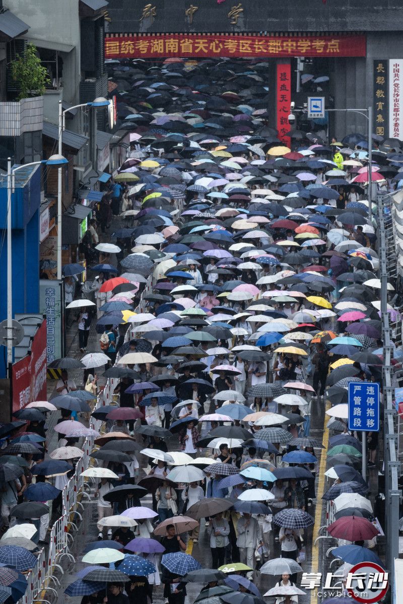 6月8日下午，在长郡中学考点，结束英语考试科目之后，考生们有序从容地走出考场。 均为长沙晚报全媒体记者黄启晴摄