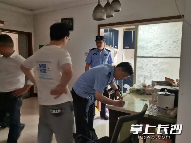 工作人员对排查出的安全隐患现场登记建档。