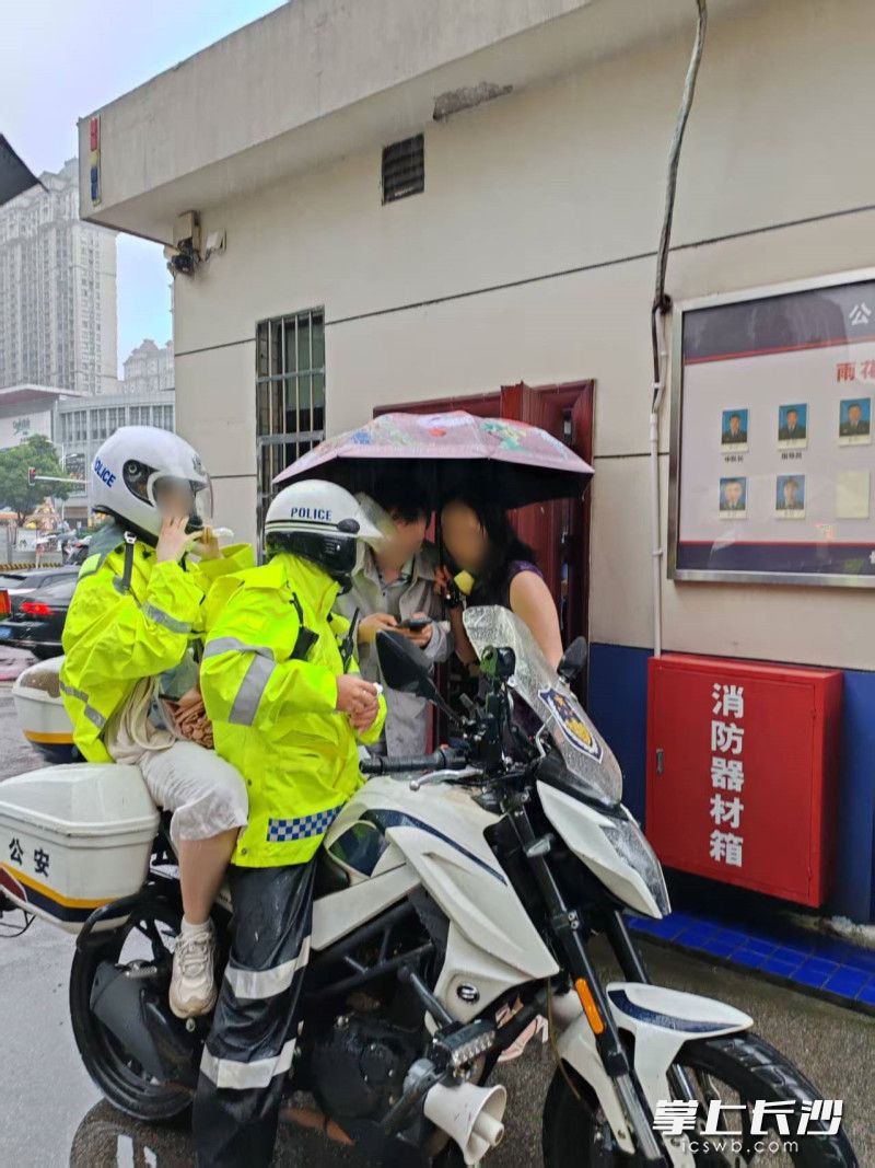雨花亭中队帮助考生顺利到达考场。