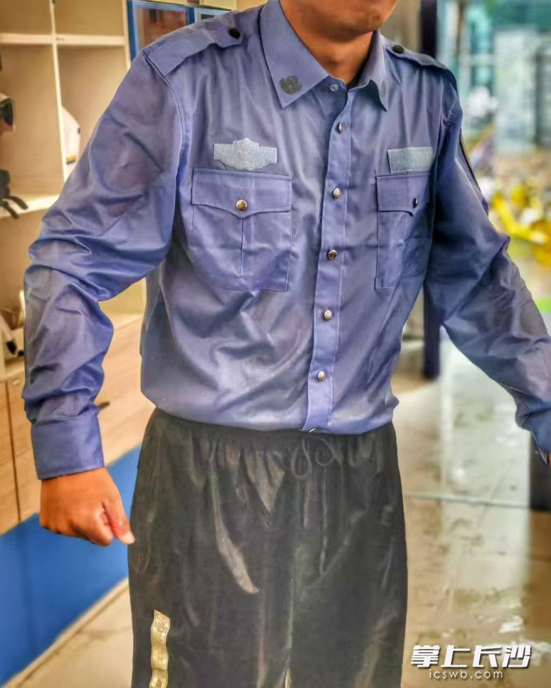 被雨水浸透的制服。