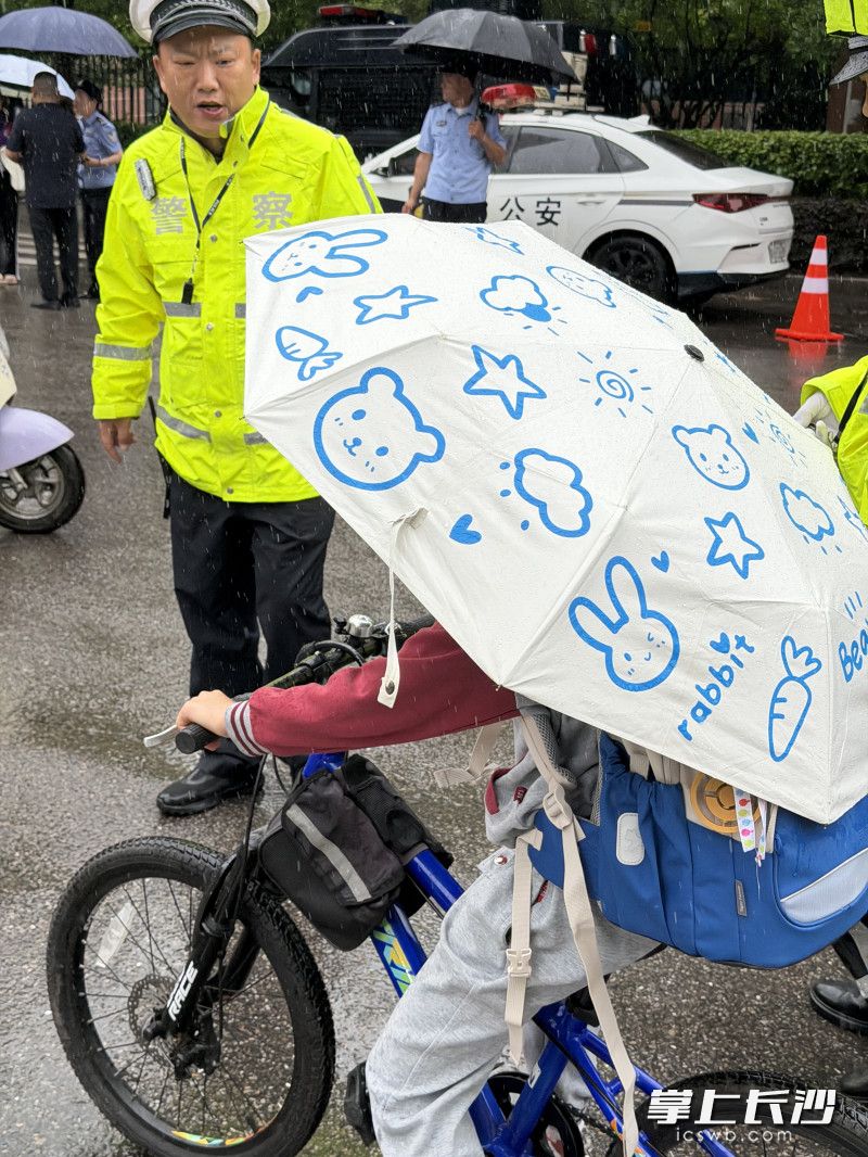 湘江新区交管大队民辅警细心护送考生安全过街。
