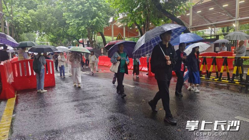 上午考试结束后，考生们走出考场。
