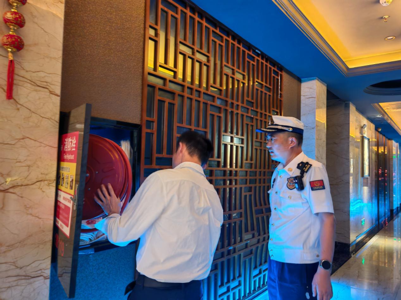 图为消防监督员在夜查。 长沙晚报通讯员 汤淑 摄