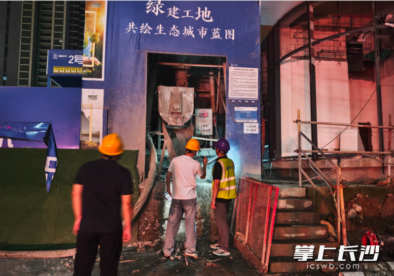 “三考”特护期，市质安站巡查组在考点周边项目开展夜间噪声巡查工作。  均为通讯员供图
