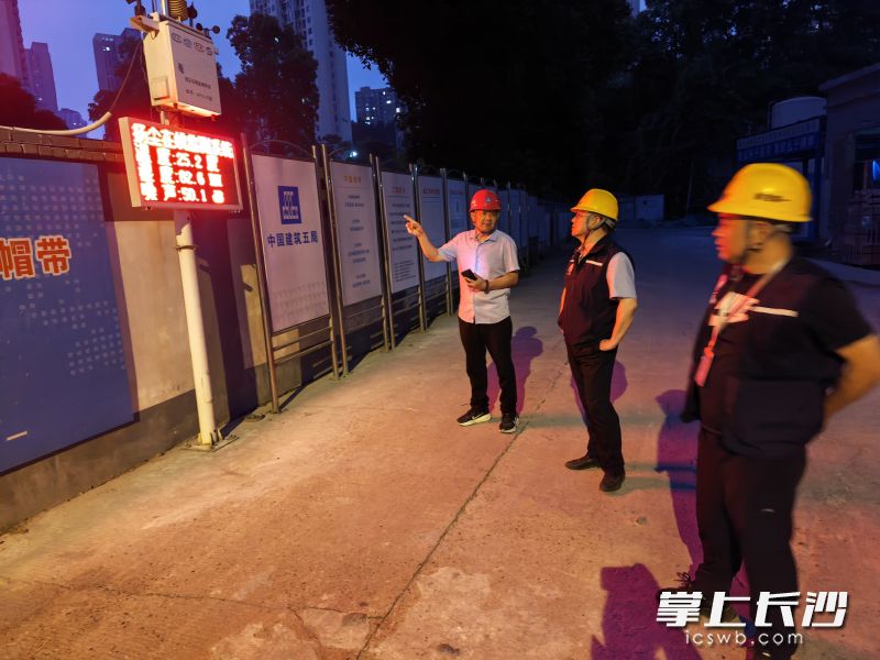 市质安站巡查组巡查夜间噪声情况。