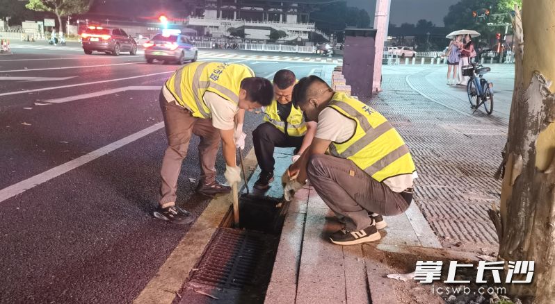 7日晚11时,天心区市政设施维护排渍科工作人员在雨湖路对排水管网进行清淤疏浚。 7日晚11时,天心区市政设施维护排渍科工作人员在雨湖路对排水管网进行清淤疏浚。