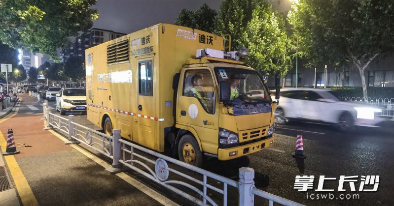排水抢险车在雨湖路上值守待命。 排水抢险车在雨湖路上值守待命。