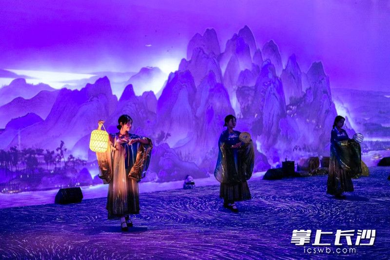 芒果未来艺术中心与故宫IP联名的《千里江山奇幻游》，让你体验数字光影的梦幻。
