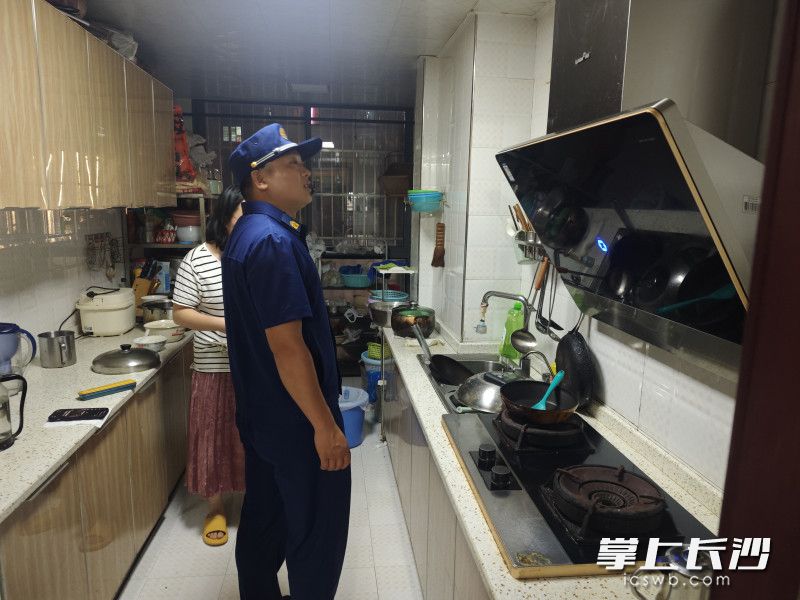 消防宣传员在检查。长沙晚报通讯员 王磊 摄