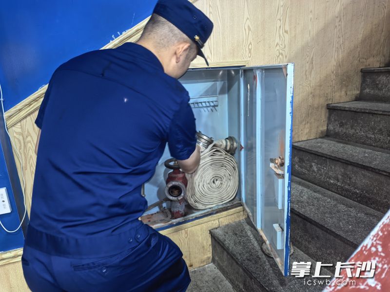 劳动路消防救援站的消防监督员在进行检查。长沙晚报通讯员 刘伟 摄