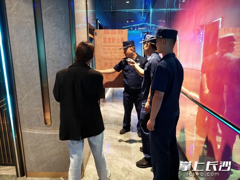 新路消防救援站在进行夜查。长沙晚报通讯员 李泉泽 摄
