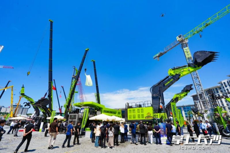 中联重科产品吸引众多客户观摩。均为长沙晚报通讯员 刘成坤供图 中联重科产品吸引众多客户观摩。均为长沙晚报通讯员 刘成坤供图