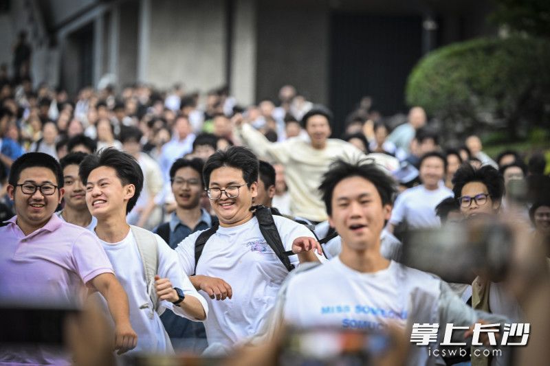 考生们笑着跑出考场。