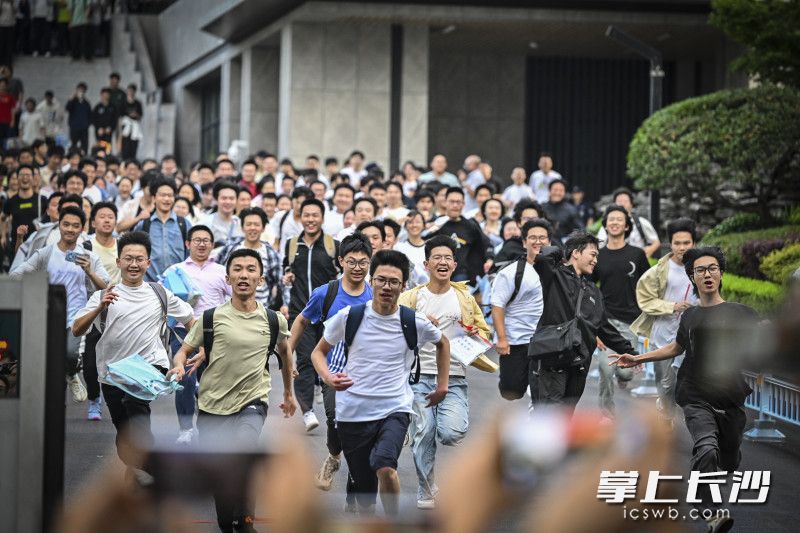 考生们迫不及待地跑出考场。