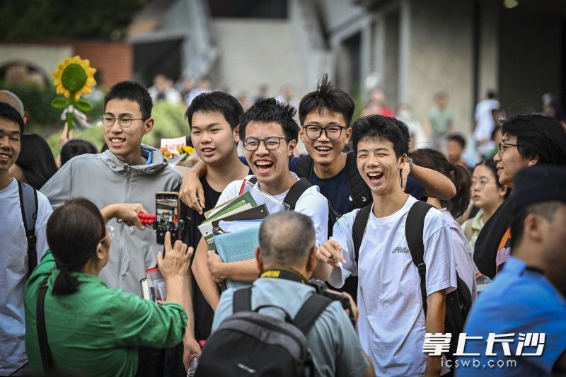考生们笑着离开考场。