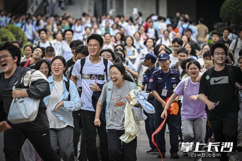 考生们笑着跑出考场。