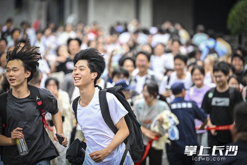 考生们笑着跑出考场。 均为长沙晚报全媒体记者余劭劼摄