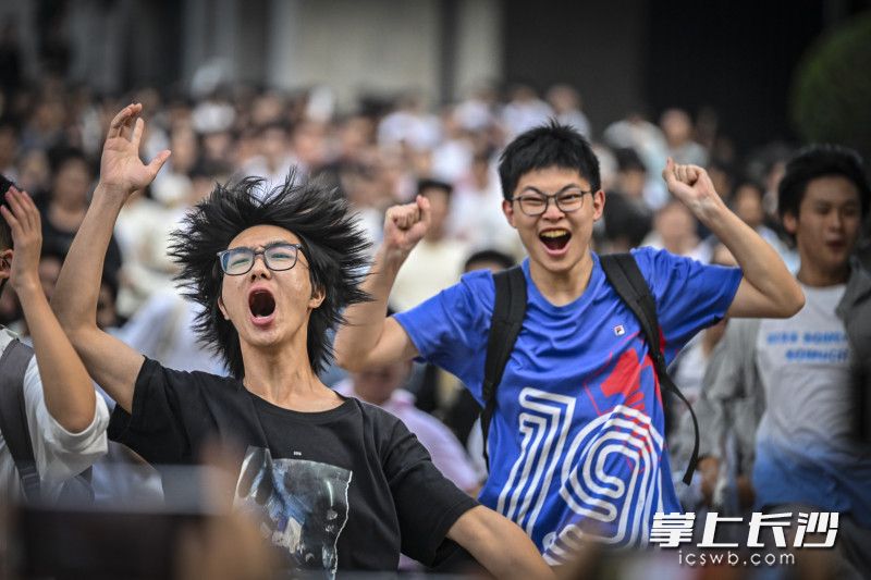 考生庆祝考试结束。
