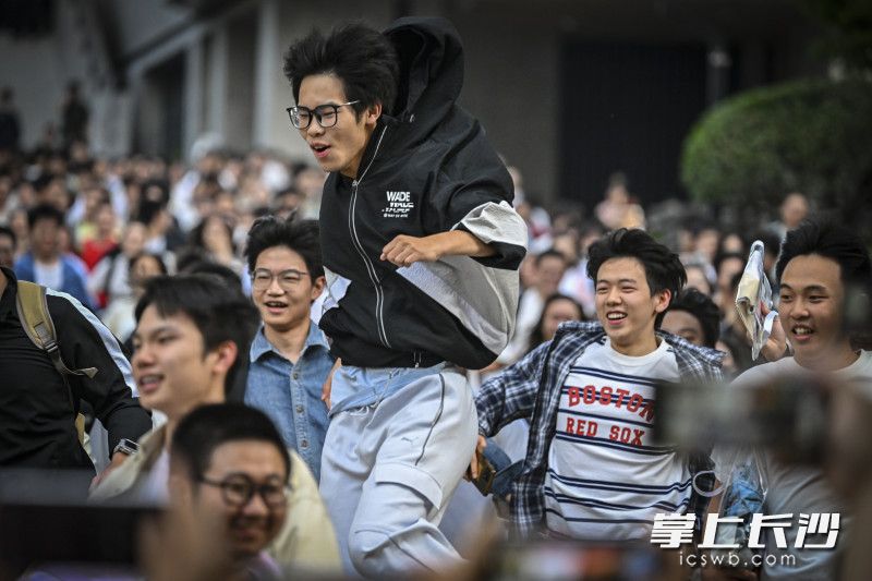 考生们笑着跑出考场。