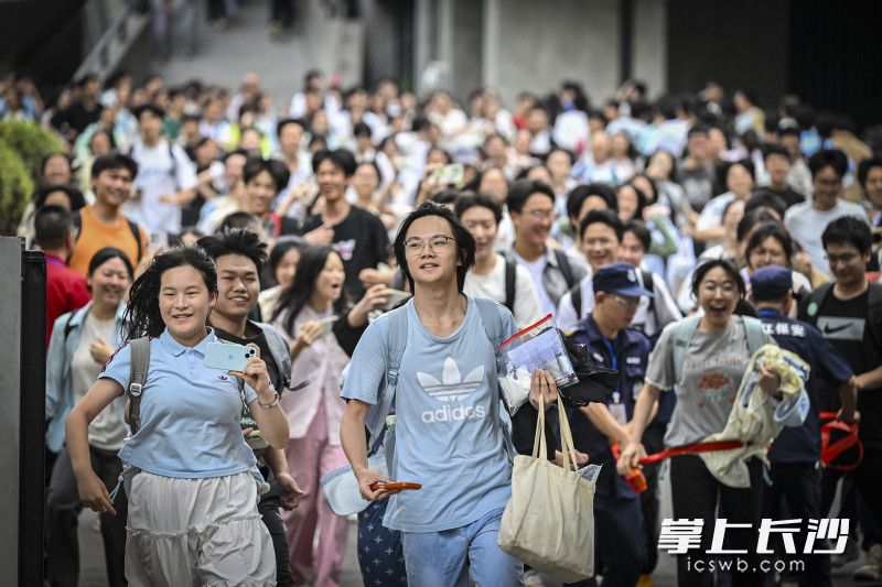 考生们笑着跑出考场。