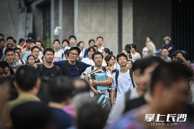 考生们结伴离开考场。