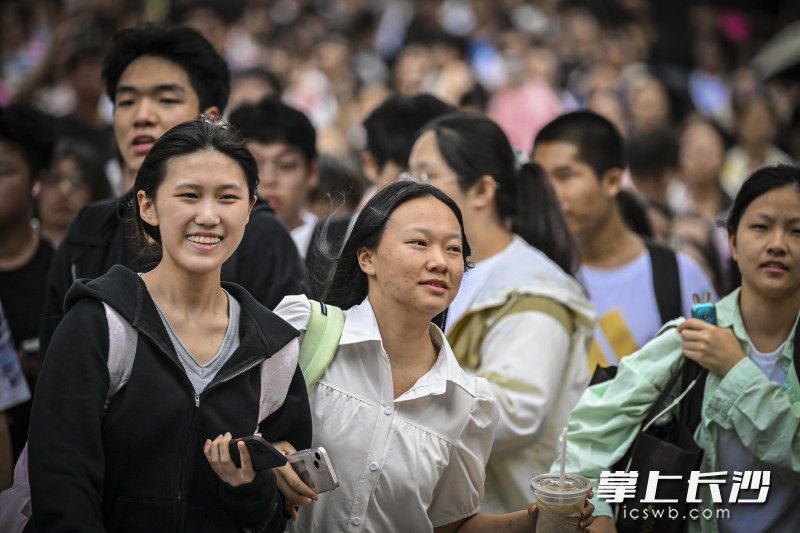 雅礼中学考点的考生们。
