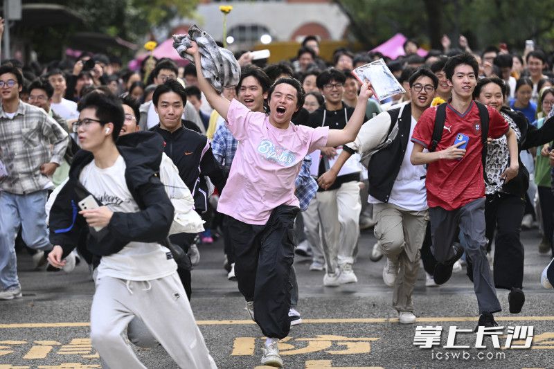 6月9日下午，结束了生物科目考试之后，长沙市一中考点，考生们欢快地跑出考场。