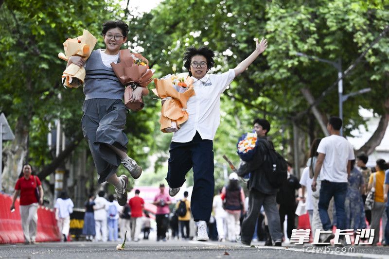 6月9日下午，结束了生物科目考试之后，长沙市一中考点，两位女生手拿鲜花拍照留念。