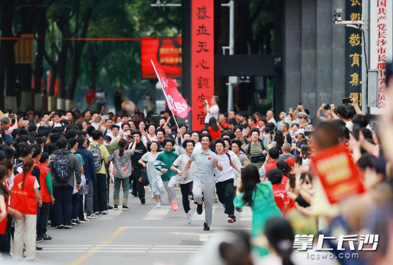 6月9日下午，结束了思想政治科目考试之后，长郡中学考点，考生们欢快地跑出考场。