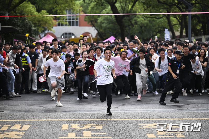 6月9日下午，结束了生物科目考试之后，长沙市一中考点，考生们欢快地跑出考场。 均为长沙晚报全媒体记者黄启晴摄