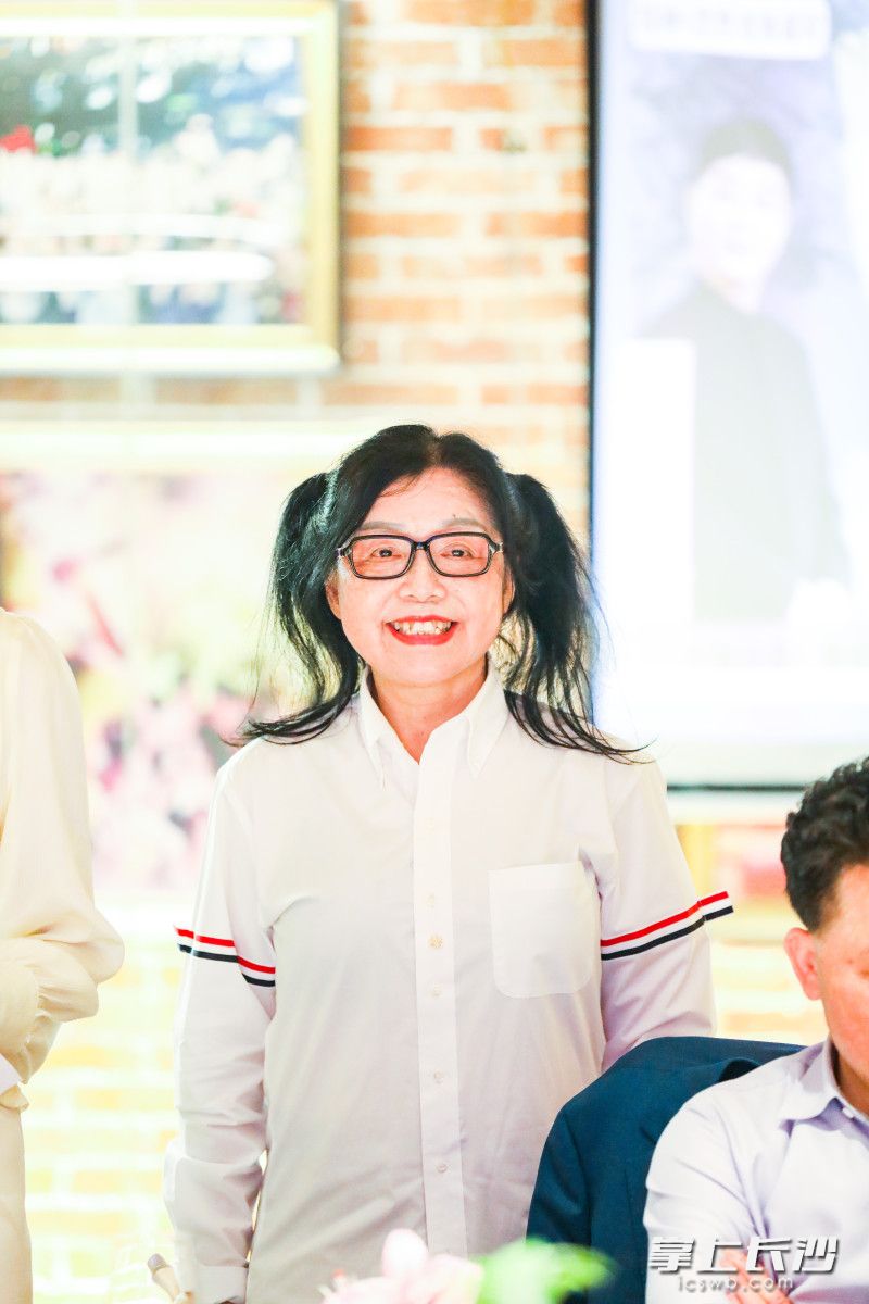 从“酒吧女王”到“励志大姐”，今年65岁的“魅力四射”创始人李志在浏阳河畔“超级魅力·娱乐现场”为年轻创业者讲述创业故事。 均为长沙晚报全媒体记者 董阳 摄