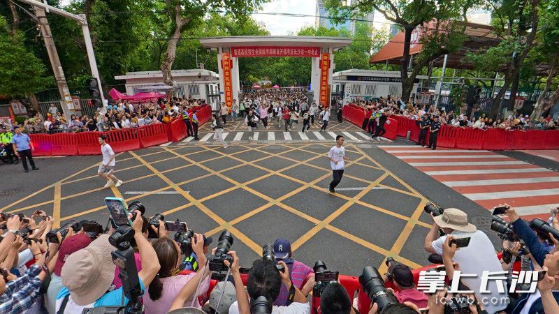 6月9日傍晚，长沙市一中考点，结束最后一门考试的考生们跑出考场。 均为长沙晚报全媒体记者邓迪摄
