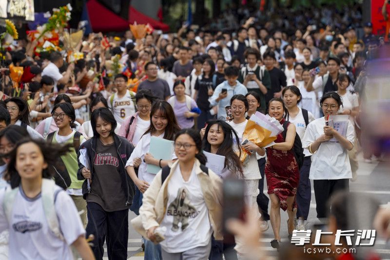 6月9日下午，伴随着最后一场考试结束铃声响起，2026年高考大幕缓缓落下。在长沙市长郡中学考点，一张张青春的脸庞上洋溢着如释重负的笑容，考生们带着自信与轻松走出考场。 均为长沙晚报全媒体记者周数邑、冯启阳摄