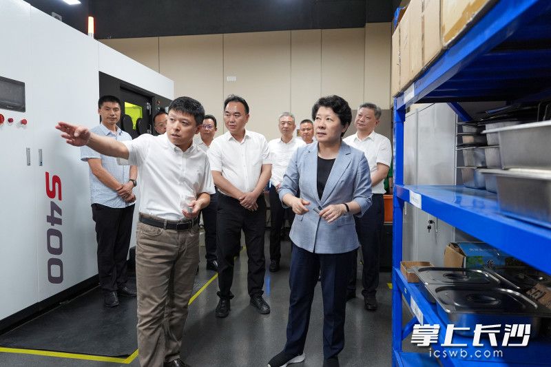 6月9日,省委常委、市委书记吴桂英调研雨花区经济社会发展情况并督导检查安全生产工作,来到长沙众远新材料科技有限公司。 6月9日,省委常委、市委书记吴桂英调研雨花区经济社会发展情况并督导检查安全生产工作,来到长沙众远新材料科技有限公司。