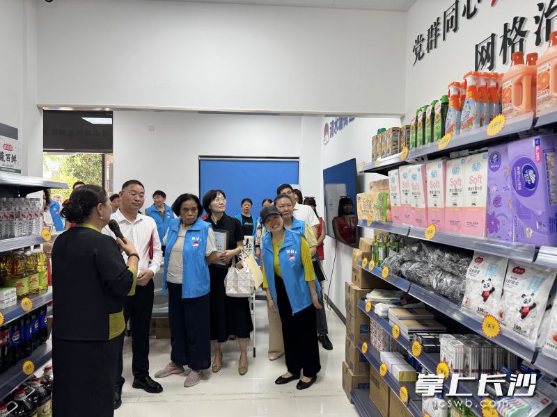 志愿者逛超市“刷”积分。 均为长沙晚报全媒体记者李卓摄
