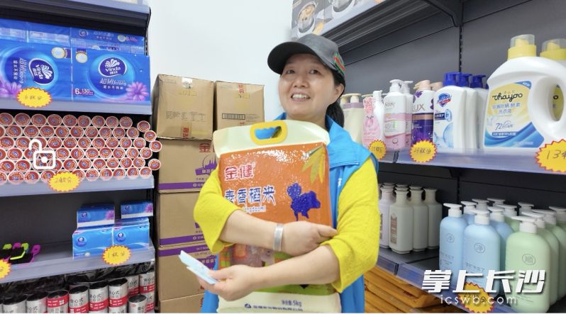 志愿者挑选心仪货品，享受“赠人玫瑰，手有余香”的惊喜。