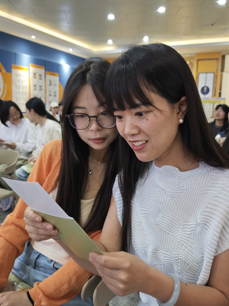 班主任们开心地看校长的信。