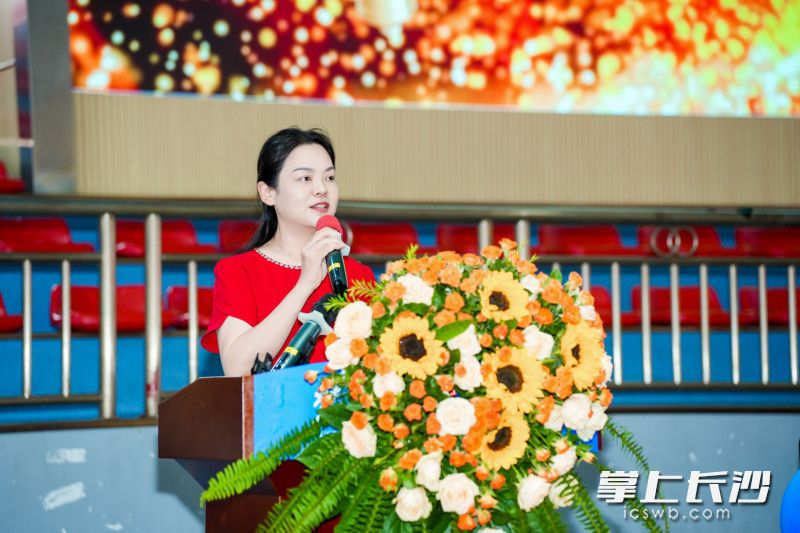 校长杨革非在毕业致辞中寄语即将奔赴梦想的高三毕业生：做自己的伯乐。