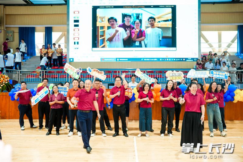 高三的老师们为毕业生献唱歌曲送上祝福。