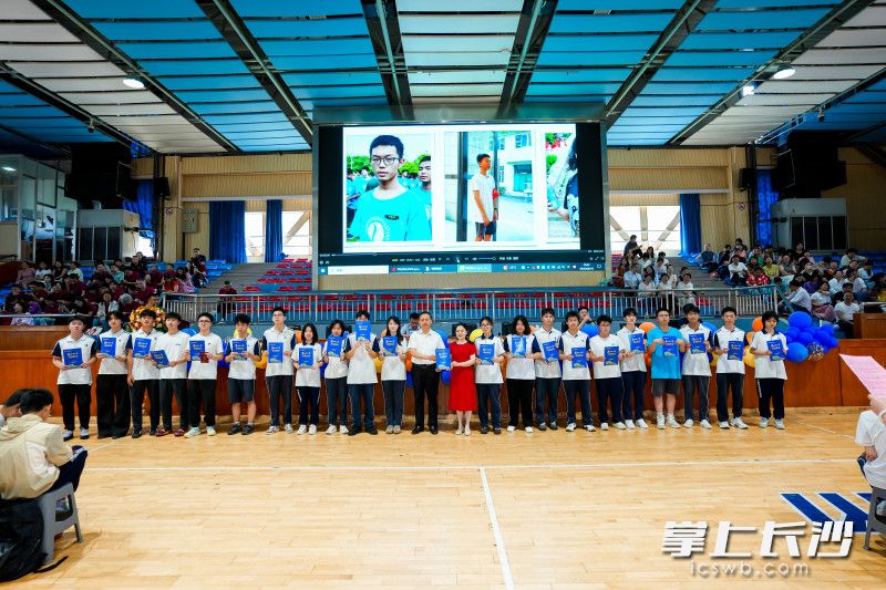 学校为这群在麓山学习生活12年的特殊毕业生颁发《麓山十二年成长纪念》。